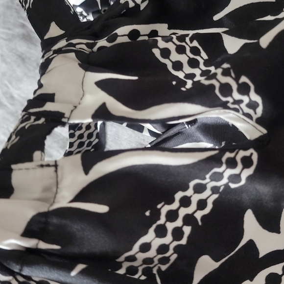 The Limited Keyhole Sleeveless Halter Like Tank - Picture 8 of 13